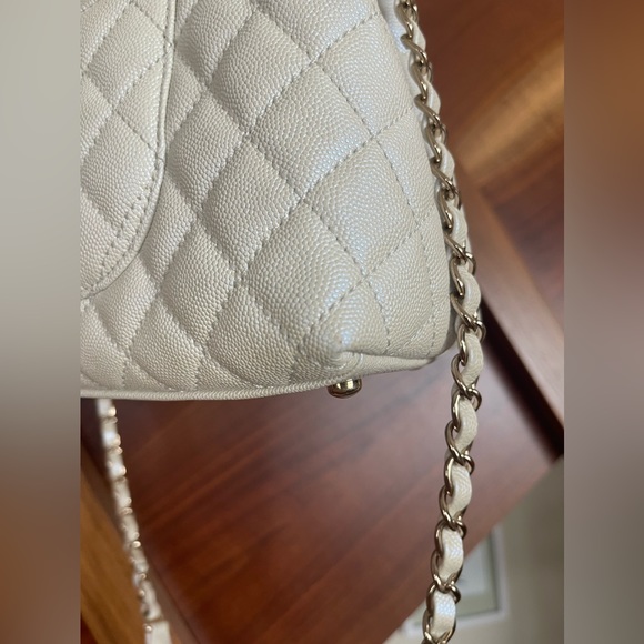 CHANEL 20K Iridescent White Caviar Quilted Coco Handle - Picture 5 of 9